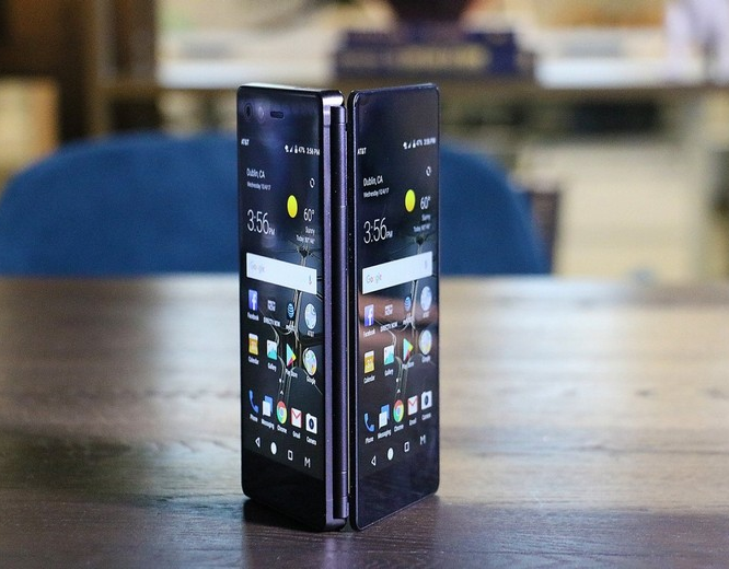 Складной смартфон с двумя экранами ZTE Axon M сильно подешевел, близится анонс новой модели