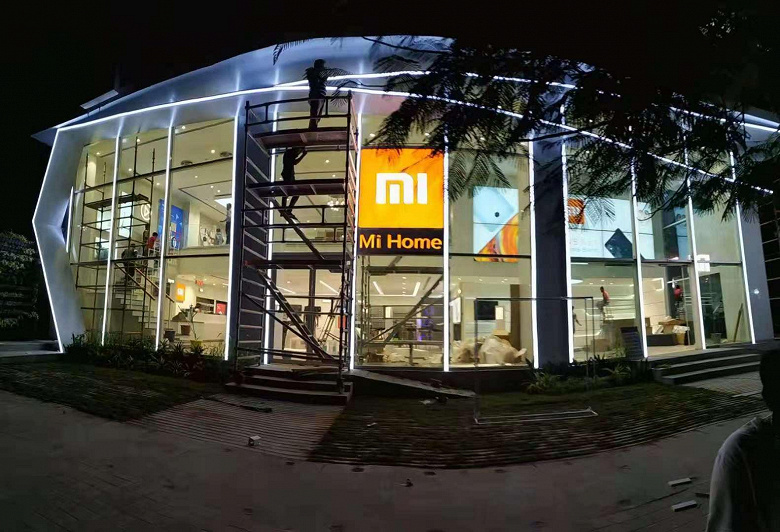 Xiaomi открыла самый большой фирменный магазин в Индии