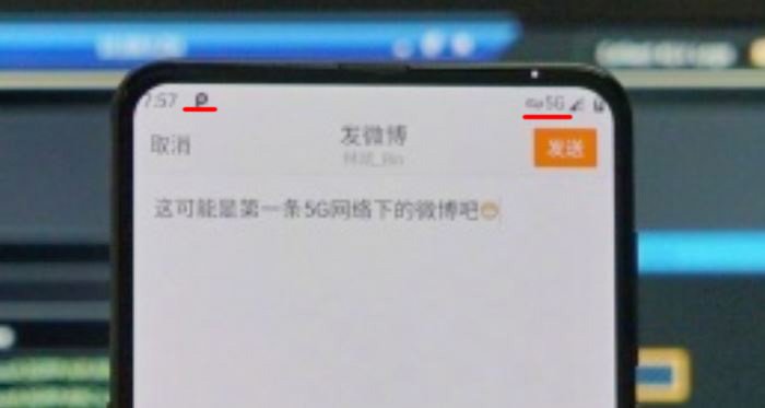 Подключенный к сети 5G смартфон-слайдер Xiaomi Mi Mix 3 позирует на фото