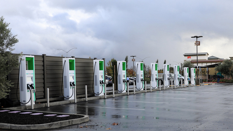 В Калифорнии установили суперсовременные зарядные станции для электромобилей, которыми никто не может воспользоваться