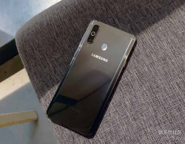 Вышел первый смартфон Samsung с отверстием в экране Samsung Galaxy A8s