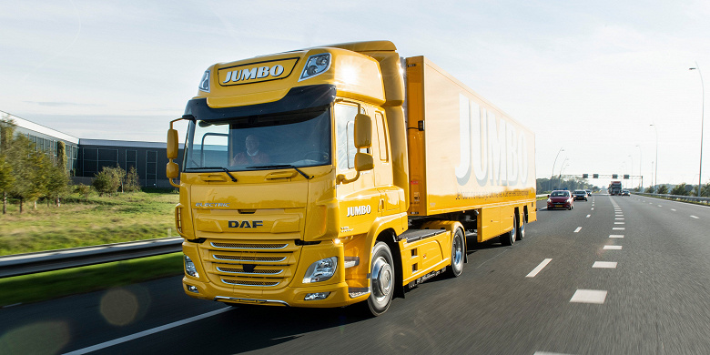 Компания DAF передала заказчику свой первый электрический грузовик. Правда, его запас хода составляет всего 100 км