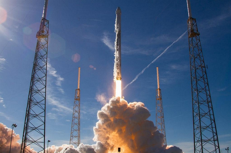 SpaceX впервые запустила ракету Falcon 9 с первой ступенью, которая использовалась уже дважды