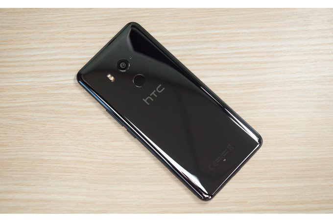 Смартфон HTC U12 Life, в отличие от старшей модели, может получить вырез вверху экрана