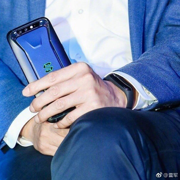 Генеральный директор Xiaomi подтвердил, что показал браслет Mi Band 3 еще в середине апреля