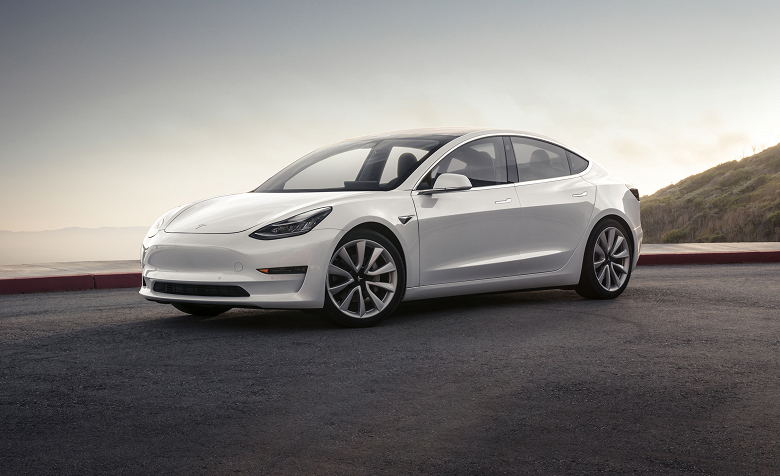 Обновление прошивки электрмобиля Tesla Model 3 существенно сокращает тормозной путь