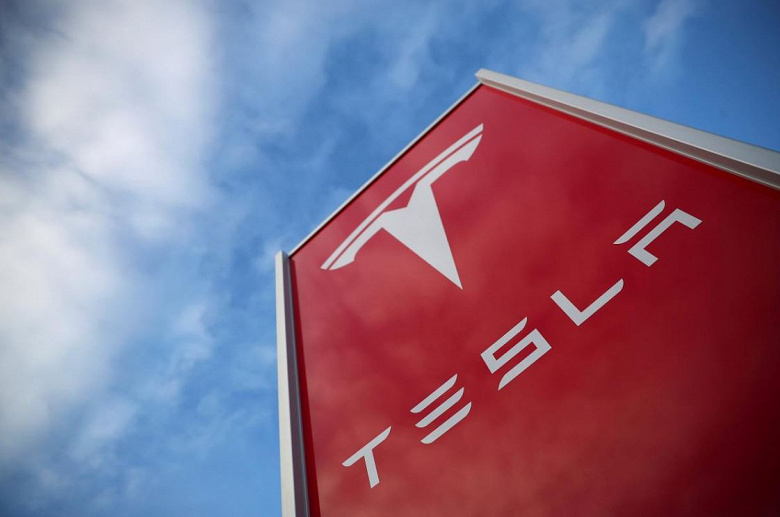 Tesla обвиняют в обмане потребителей