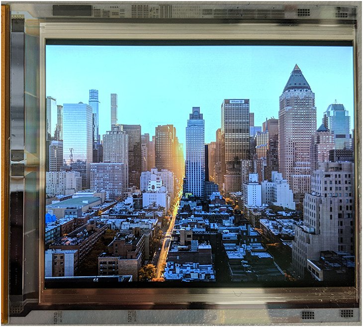 Экран для гарнитур VR диагональю 4,3 дюйма разрешением 4800 x 3840 пикселей