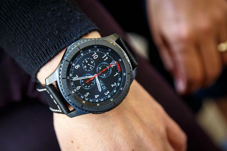 Умные часы Samsung Gear с Wear OS замечены на руках сотрудников Samsung