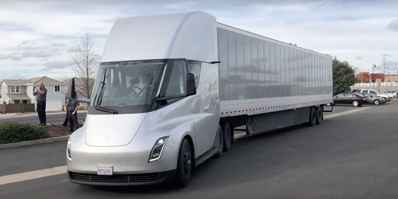 Илон Маск утверждает, что серийные грузовики Tesla Semi будут иметь запас хода почти в 1000 км