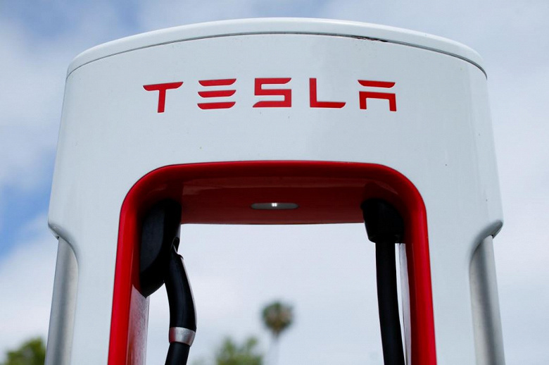 Tesla получит функции «полностью самоуправляемого движения» в августе