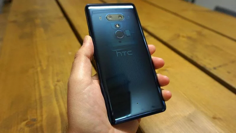 Смартфон HTC U12+ поступит в продажу уже завтра
