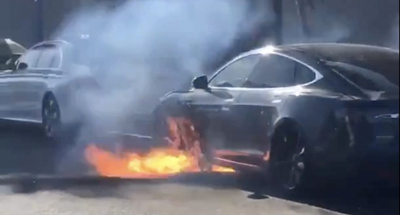 Автомобиль Tesla Model S известного режиссёра воспламенился просто во время движения
