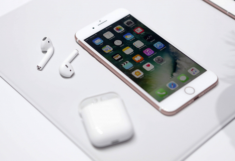 Слухи приписывают футляру новой версии наушников Apple AirPods способность выступать в роли беспроводной зарядки для iPhone