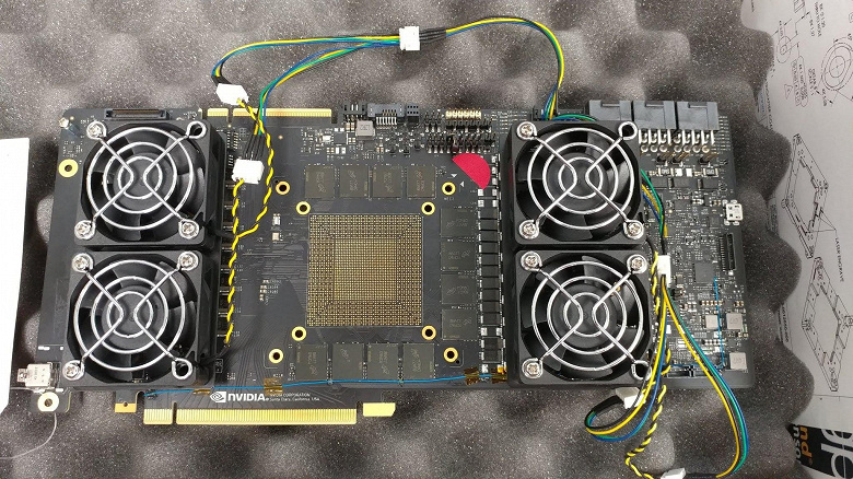 Фото дня: 3D-карта Nvidia следующего поколения с памятью GDDR6 и четырьмя вентиляторами
