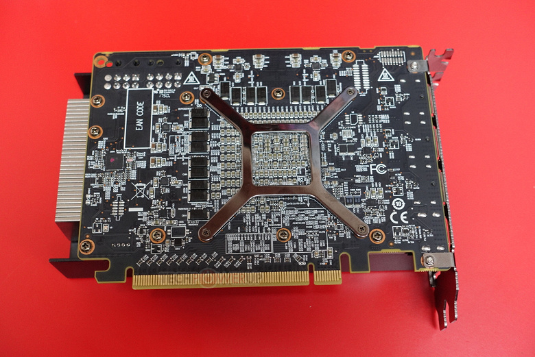 Фотогалерея дня: 3D-карта PowerColor Radeon RX Vega 56 Nano