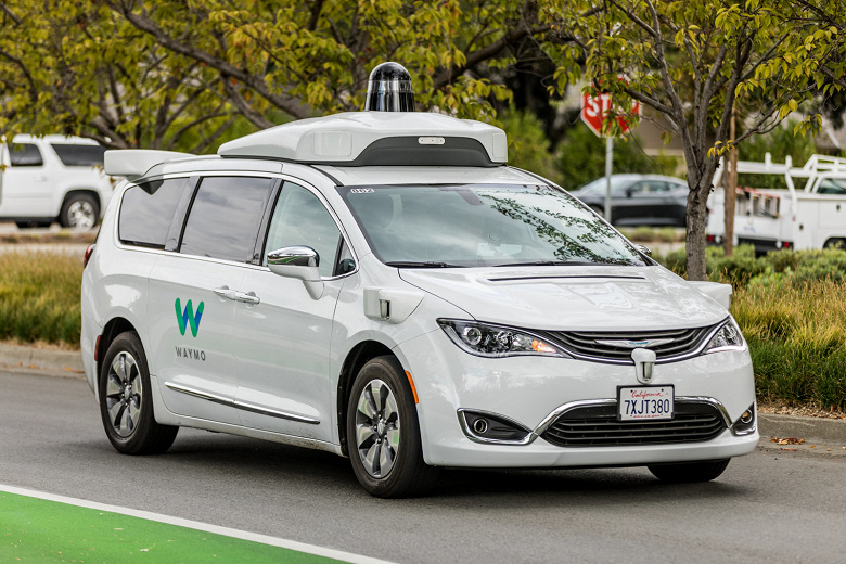 Калифорния разрешила коммерческим беспилотным машинам без страхующего водителя перевозить пассажиров