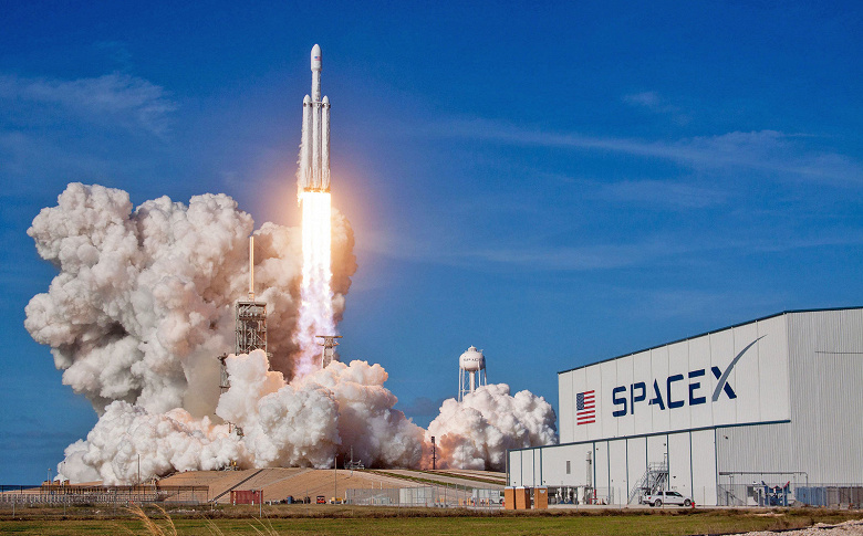 SpaceX заполучила первый военный контракт для ракеты Falcon Heavy