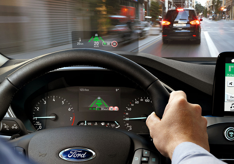 Изображение на новом проекционном экране для автомобилей Ford видно даже в поляризующих очках