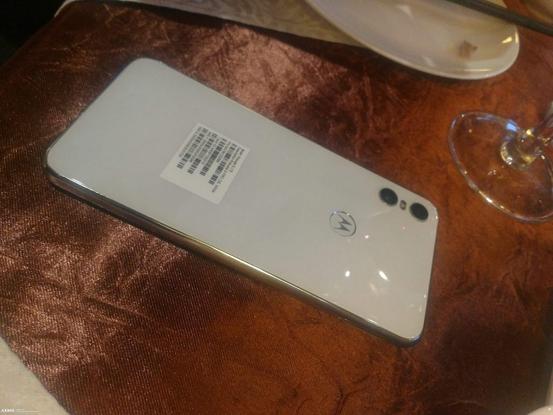 Белый смартфон Motorola One замечен на новых фотографиях