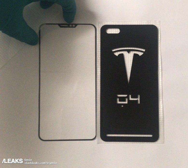 Фото дня: первое изображение панелей смартфона Tesla Quadra