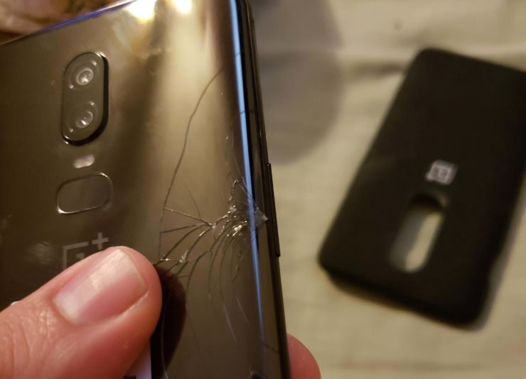 Несколько владельцев смартфона OnePlus 6 утверждают, что у них само по себе треснуло стекло, прикрывающее тыльную сторону аппарата
