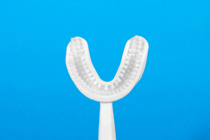 Зубной щеткой Y-Brush можно почистить зубы за 10 секунд