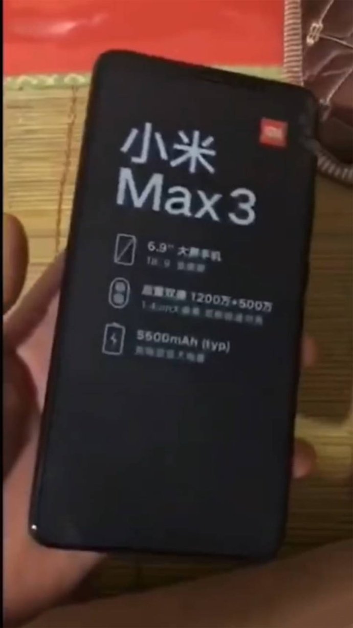 Фотогалерея дня: огромный Xiaomi Mi Max 3 в руках пользователя
