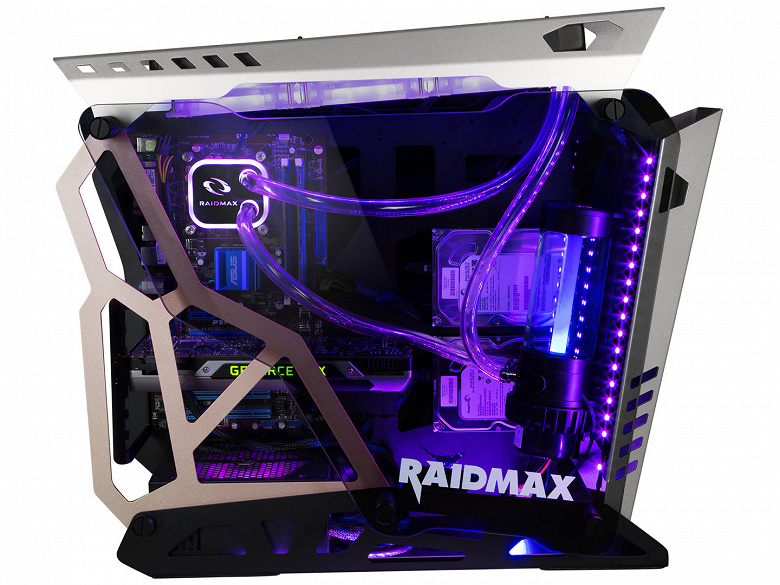 Стенки компьютерного корпуса Raidmax X08 не прилегают друг к другу