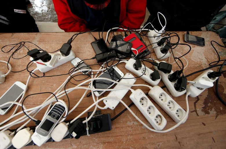 Европейские регуляторы считают, что добровольный переход к единому зарядному устройству для смартфонов не оправдал себя