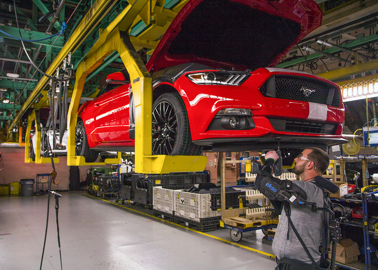 Сотрудники Ford уже используют экзоскелеты на производстве
