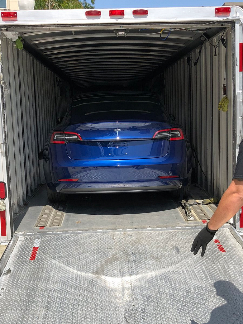Tesla начала доставлять машины владельцам прямо с завода