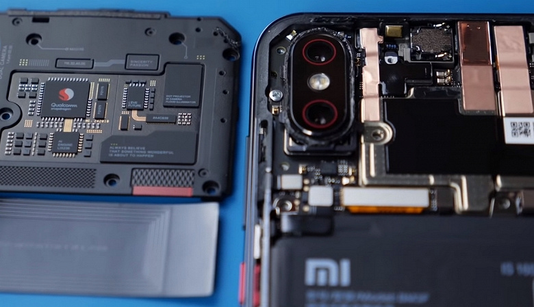 Под крышкой Xiaomi Mi 8 Explorer Edition действительно находится «дизайнерская» плата с настоящими резисторами и конденсаторами