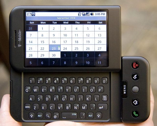 10 лет назад представили первый Android-смартфон 