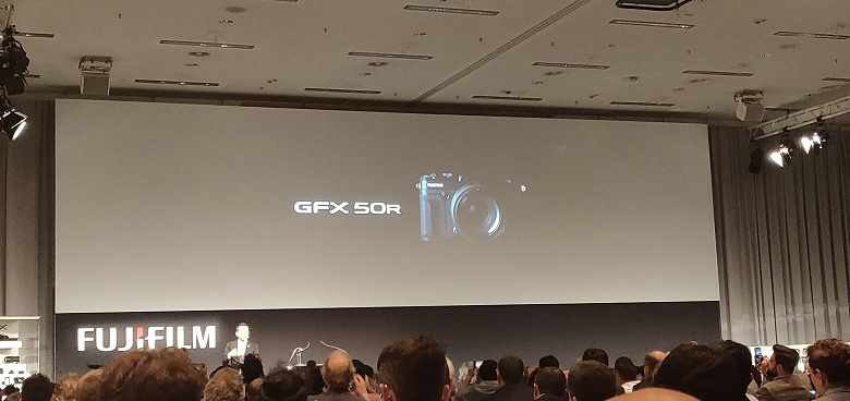 Представлена «дальномерная» среднеформатная камера Fujifilm GFX 50R