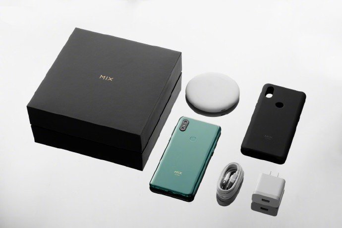 Беспроводная зарядка входит в комплект поставки всех версий смартфона Xiaomi Mi Mix 3