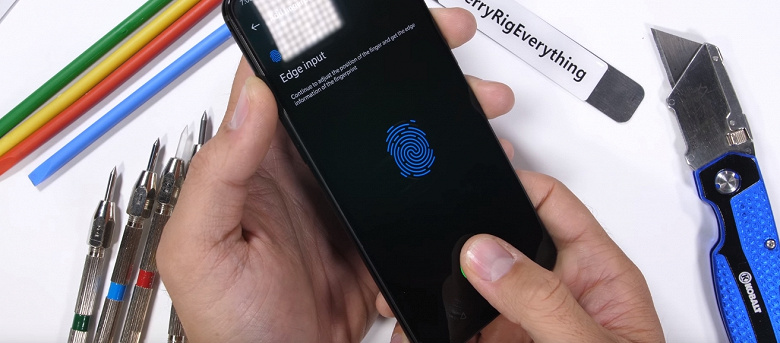 Смартфон OnePlus 6T удивил в тестах блогера JerryRigEverything