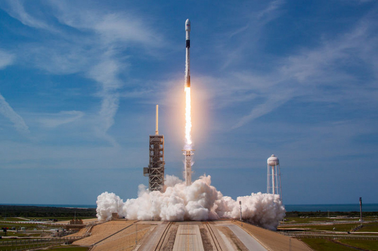 19 ноября SpaceX впервые использует первую ступень ракеты Falcon 9, которая до этого использовалась уже дважды 