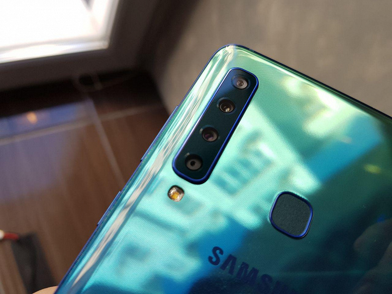 Samsung выпустила первый в мире смартфон с четверной камерой Samsung Galaxy A9