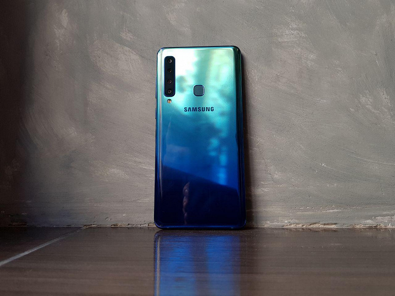 Samsung выпустила первый в мире смартфон с четверной камерой Samsung Galaxy A9
