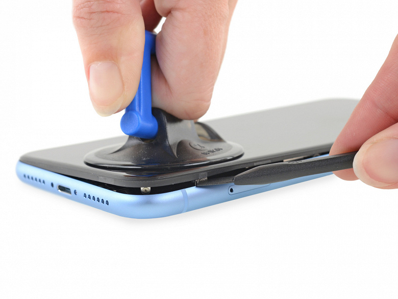 Вскрытие iPhone XR обнаружило отличную от iPhone XS и XS Max батарею