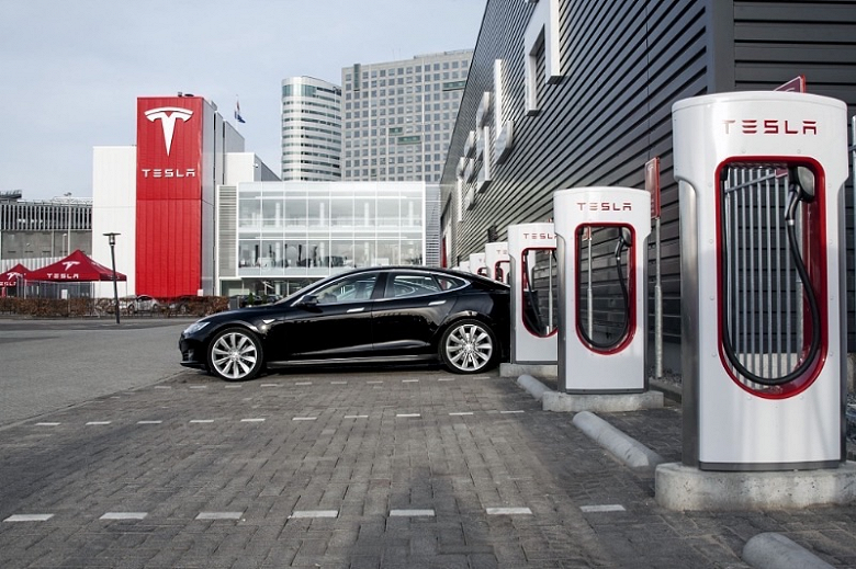 Tesla повысила цены на заправках Supercharger 