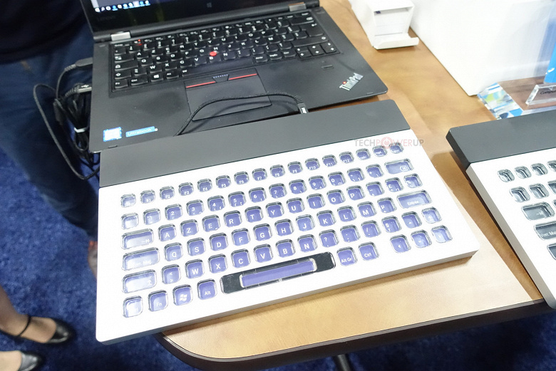 В клавиши клавиатуры Nemeio Keyboard встроены дисплеи E-ink