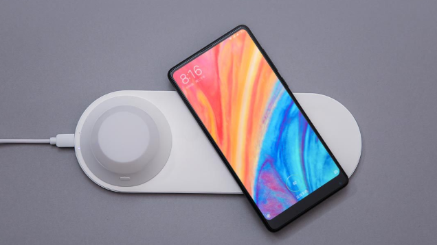 Xiaomi Yeelight Wireless Charging Night Lamp — ночник и беспроводная зарядная станция в одном флаконе