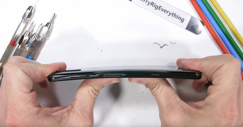 Топовый слайдер Xiaomi, несмотря на особенности конструкции, оказался весьма прочным