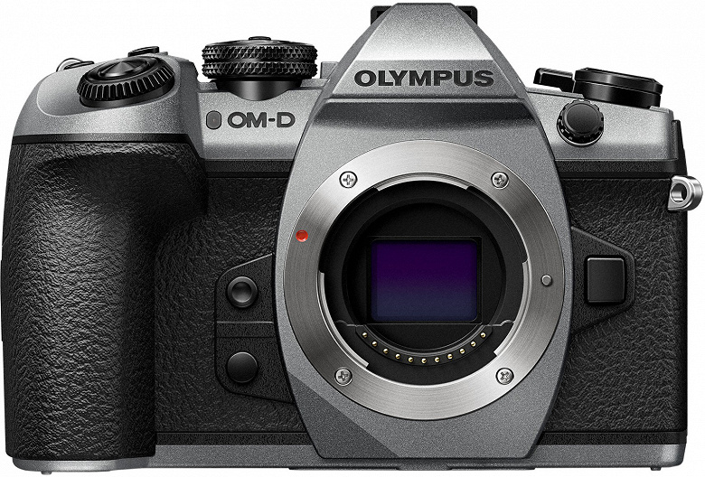 Компания Olympus отметила 100-летие, окрасив старую камеру в серебристый цвет