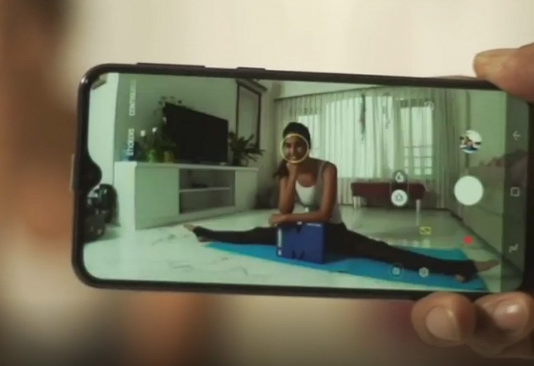 По стопам Волочковой: Samsung рекламирует новый смартфон посредством шпагата известной модели