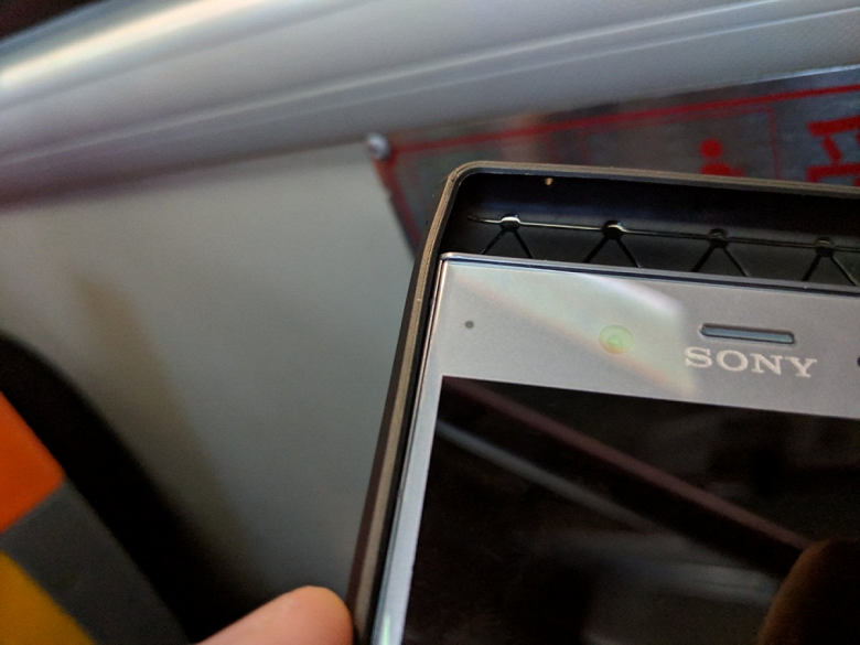 Чехол для вытянутого флагмана Sony Xperia XZ4 примерили на Xperia XZ Premium