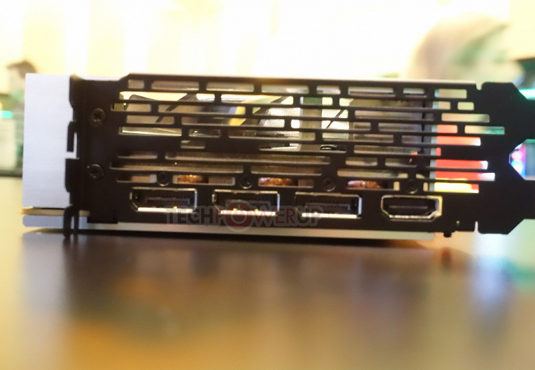 Фотогалерея дня: живые фото видеокарты AMD Radeon VII с семинанометровым GPU