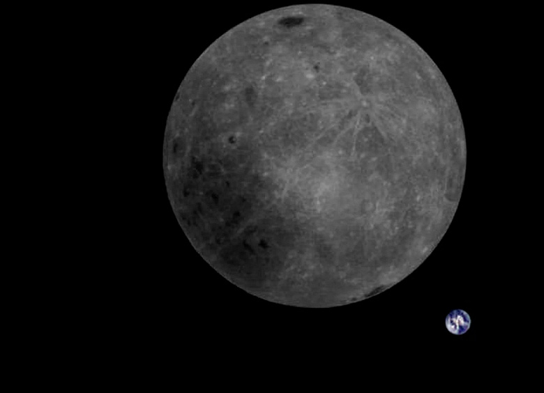Фото дня: крохотная Земля на фоне огромной Луны в объективе китайского космического аппарата